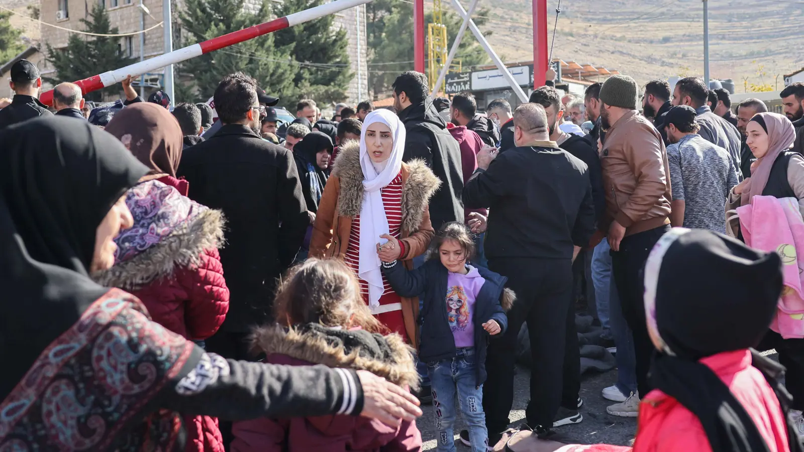 بريطانيا تعلق البت في طلبات لجوء السوريين