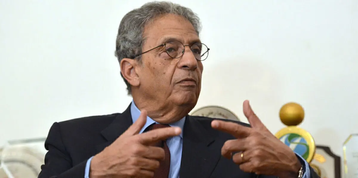 نشطاء يشنون هجومًا حادًا على عمرو موسى بعد تصريحات بشأن قطر