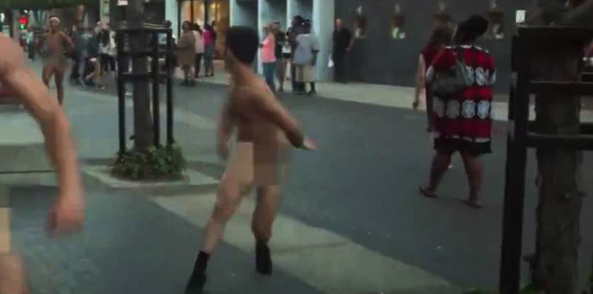 بالفيديو.. شباب وفتيات يتسوقون عراة في محل بهذا البلد المسلم والسبب؟