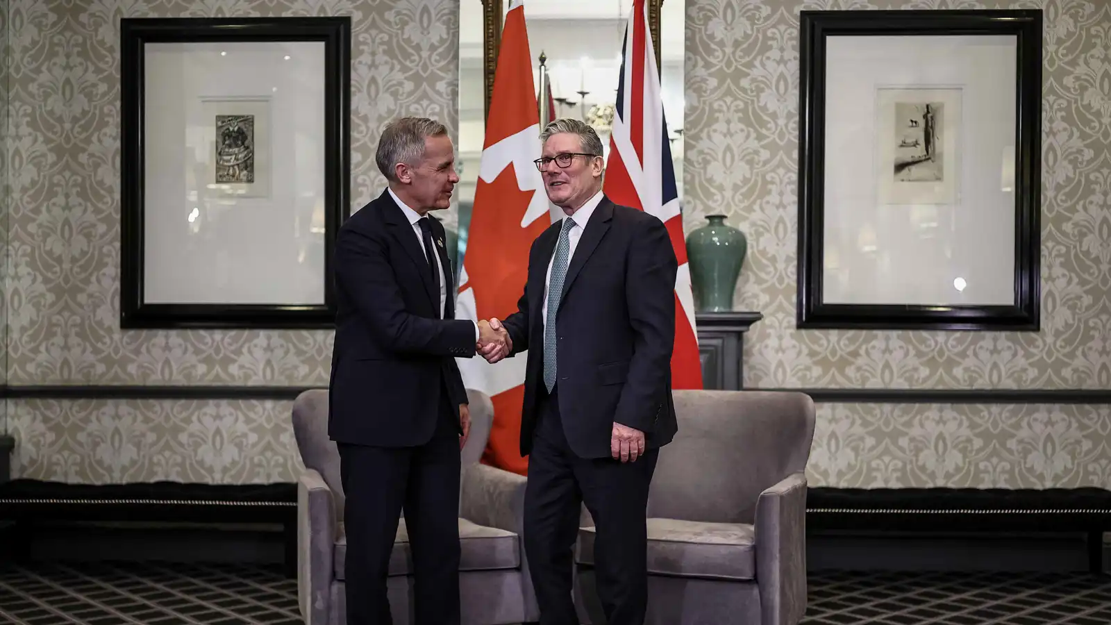 ستارمر وكارني يتفقان على مناقشة النزاع المستمر وتأثير اغلاق مضيق هرمز