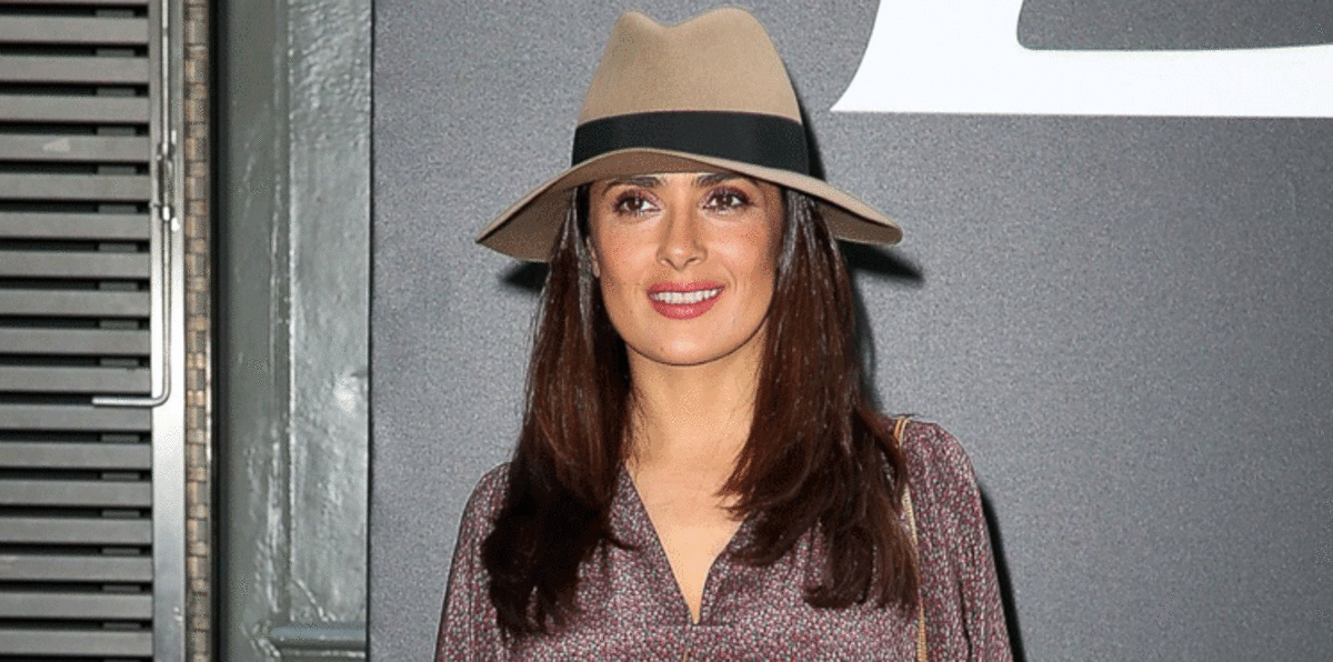 سلمى حايك منهارة بسبب مقتل كلبها في مزرعتها