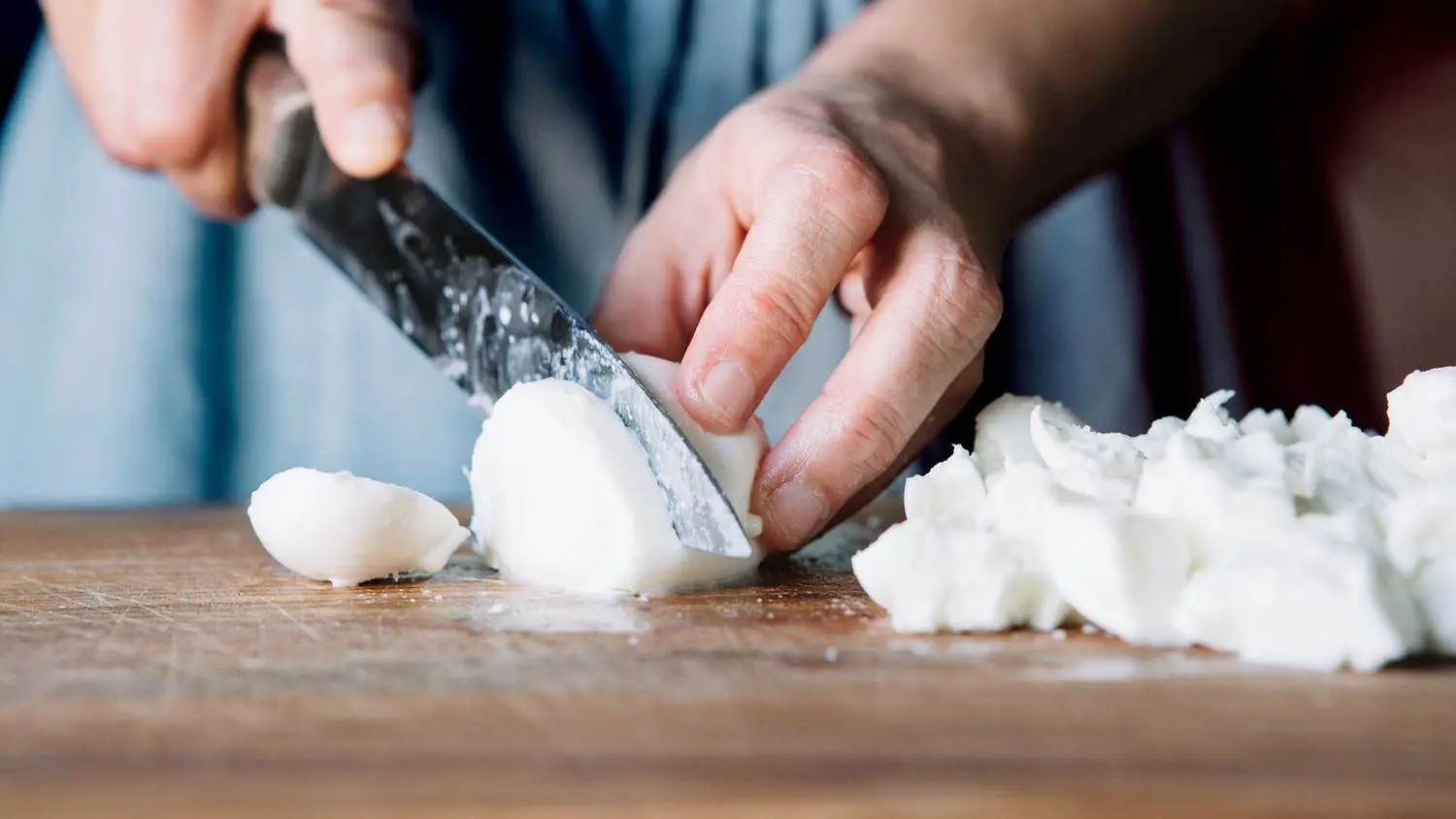 الجبن الشيدر أم الموزاريلا.. أيهما الأفضل؟