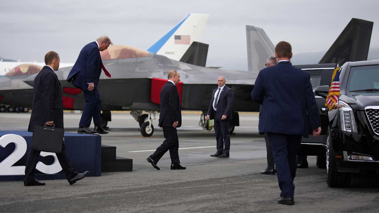 خلال قمة ألاسكا.. بوتين يكسر "بروتوكول التحرك" خارج روسيا (فيديو)