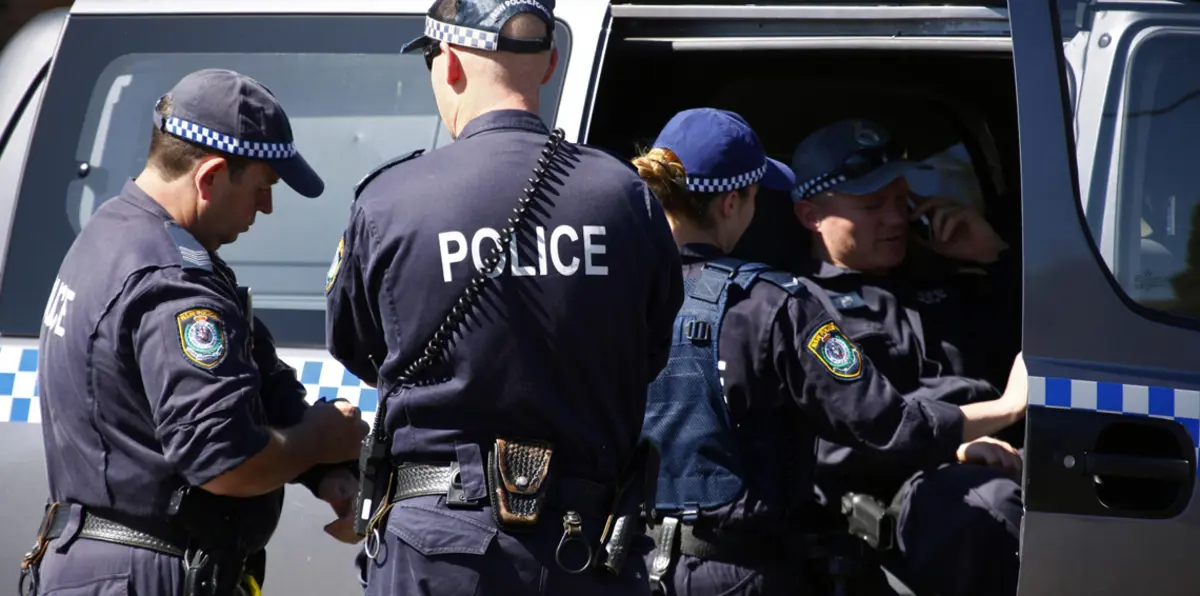 أستراليا تحاكم 3 أفراد بتهم "الإرهاب" بعد حرقهم مسجدًا في ملبورن