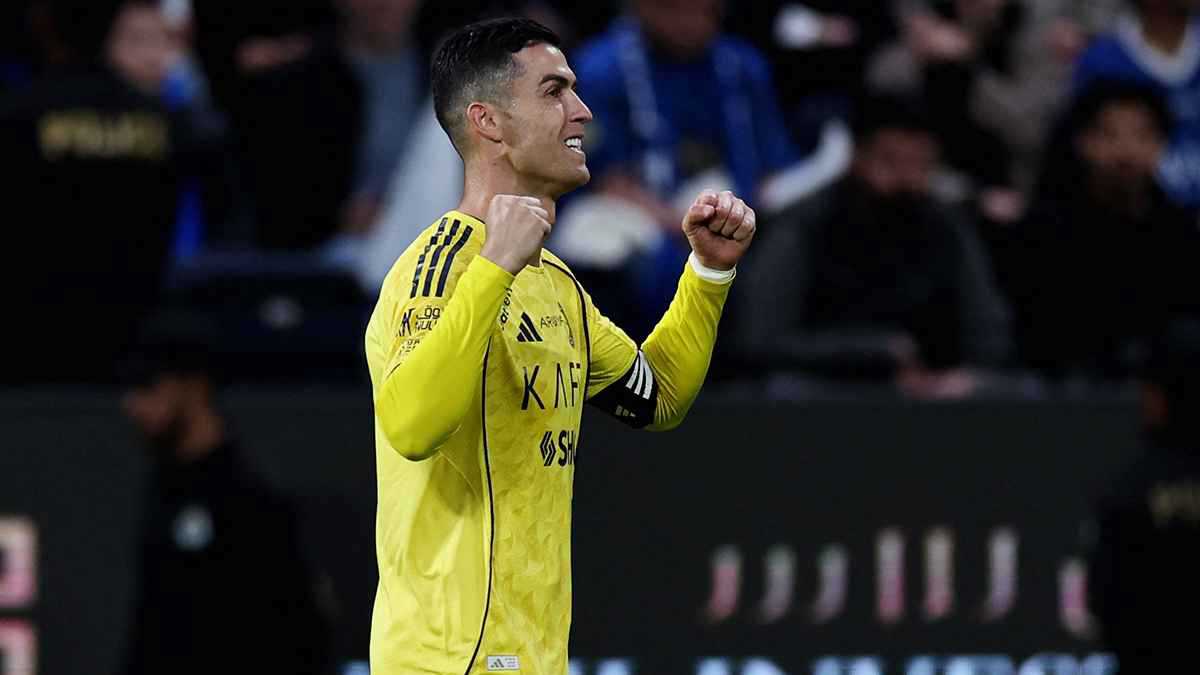 أثناء الاحتفال بالهدف.. لقطة مثيرة بين رونالدو وجمهور الهلال (فيديو)