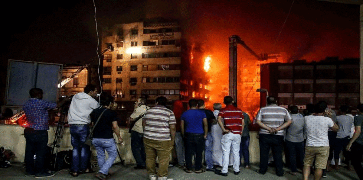 حريق هائل بحي "العتبة" التجاري وسط القاهرة (فيديو)