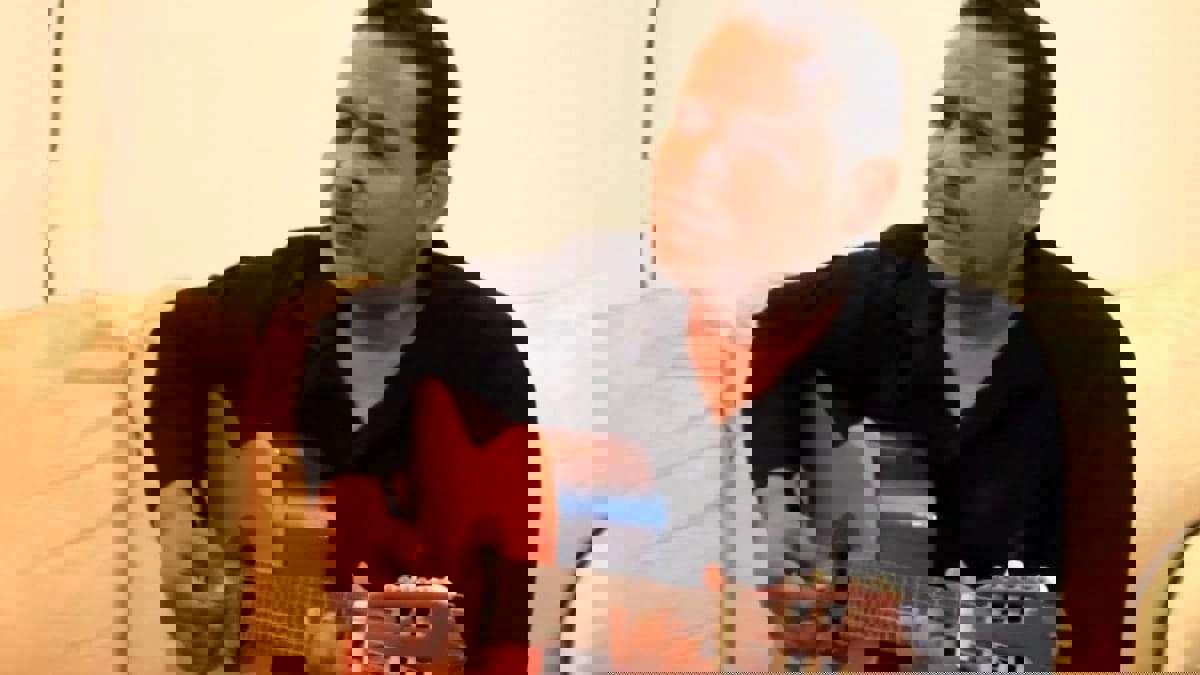 وفاة "أسطورة الغيتار" الفنان البحريني خالد الذوادي (فيديو)