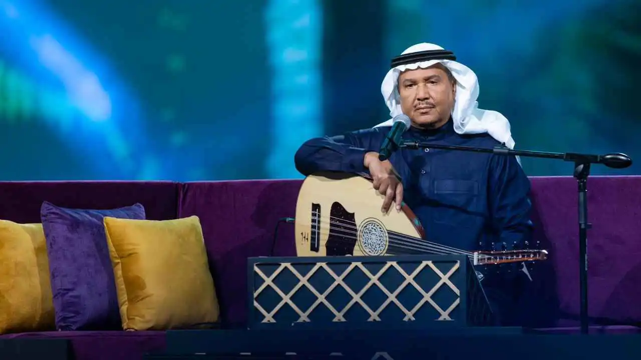 محمد عبده يفاجئ نجله "بدر" بأغنية خاصة في حفل زفافه (فيديو)