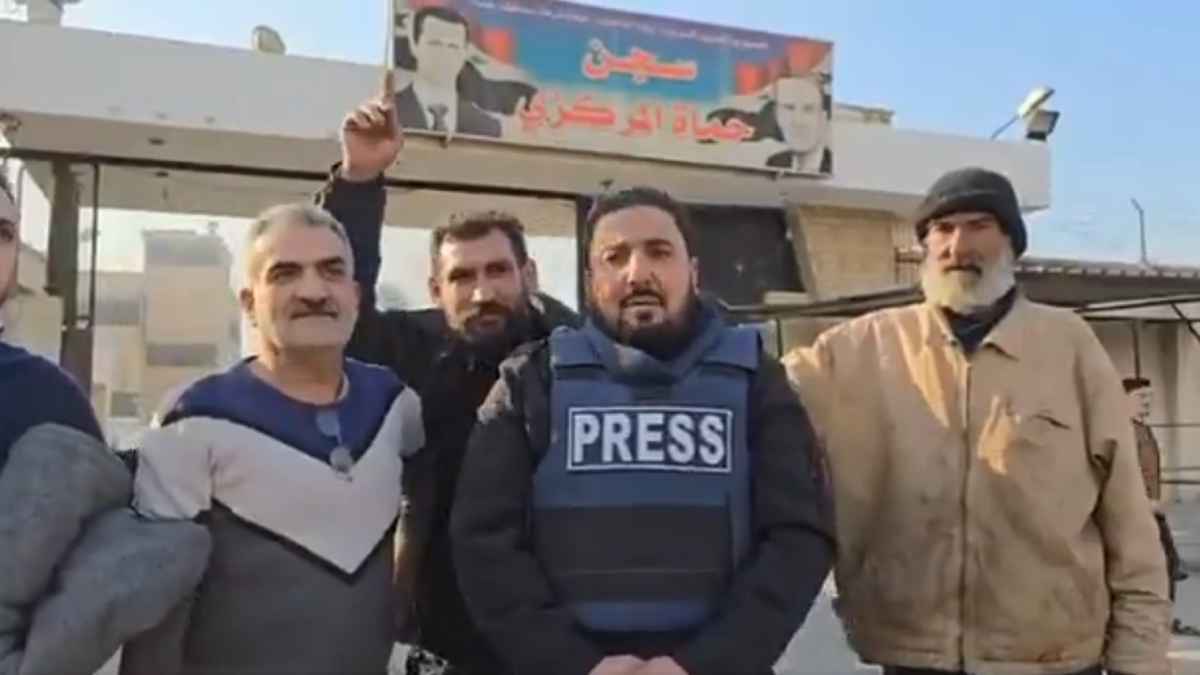 إطلاق سراح مئات المعتقلين من سجن حماة المركزي (فيديو)