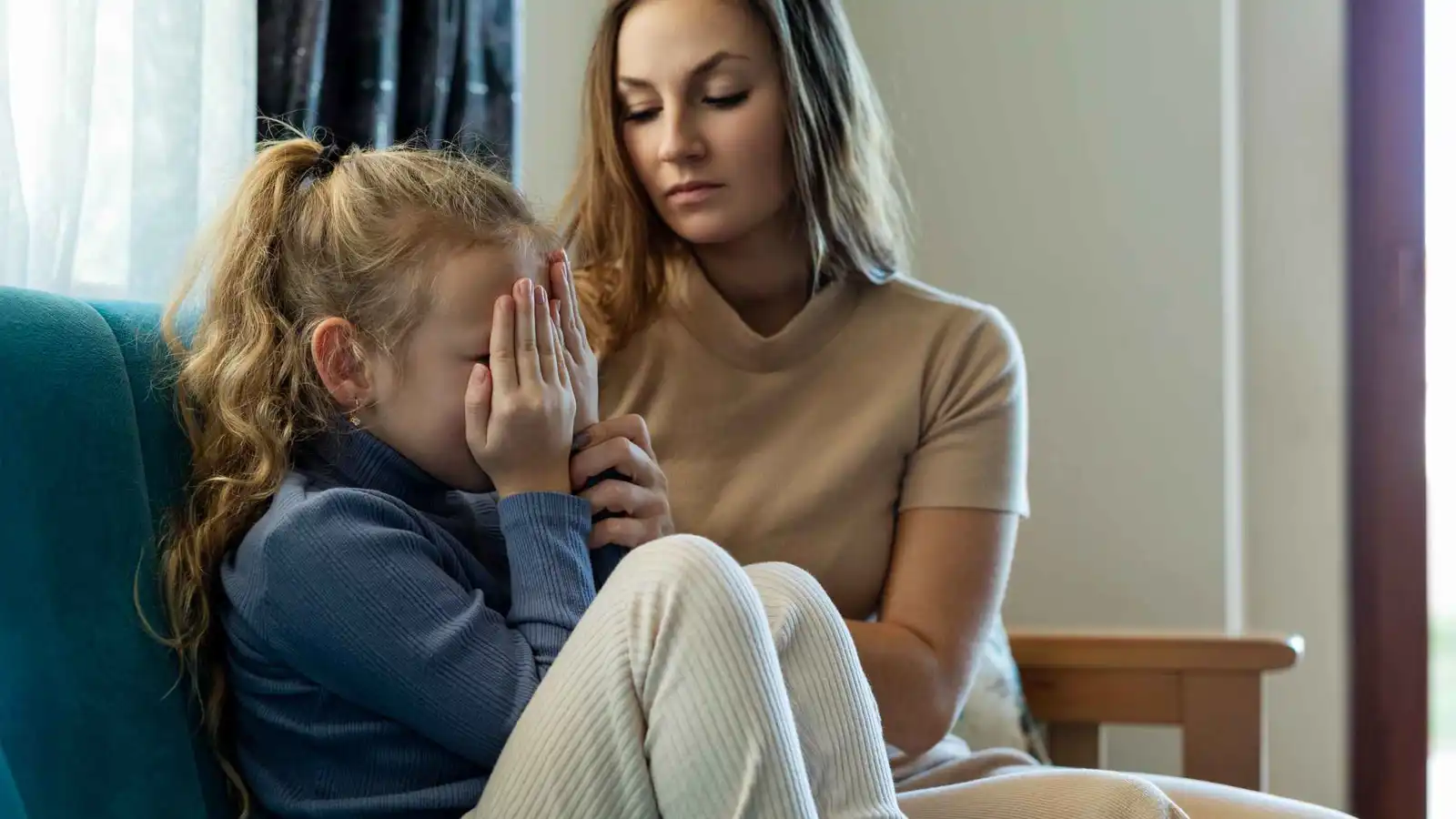 "إذا أخطأت سيضحك الجميع".. كيف تساعد طفلك على تجاوز التفكير السلبي؟