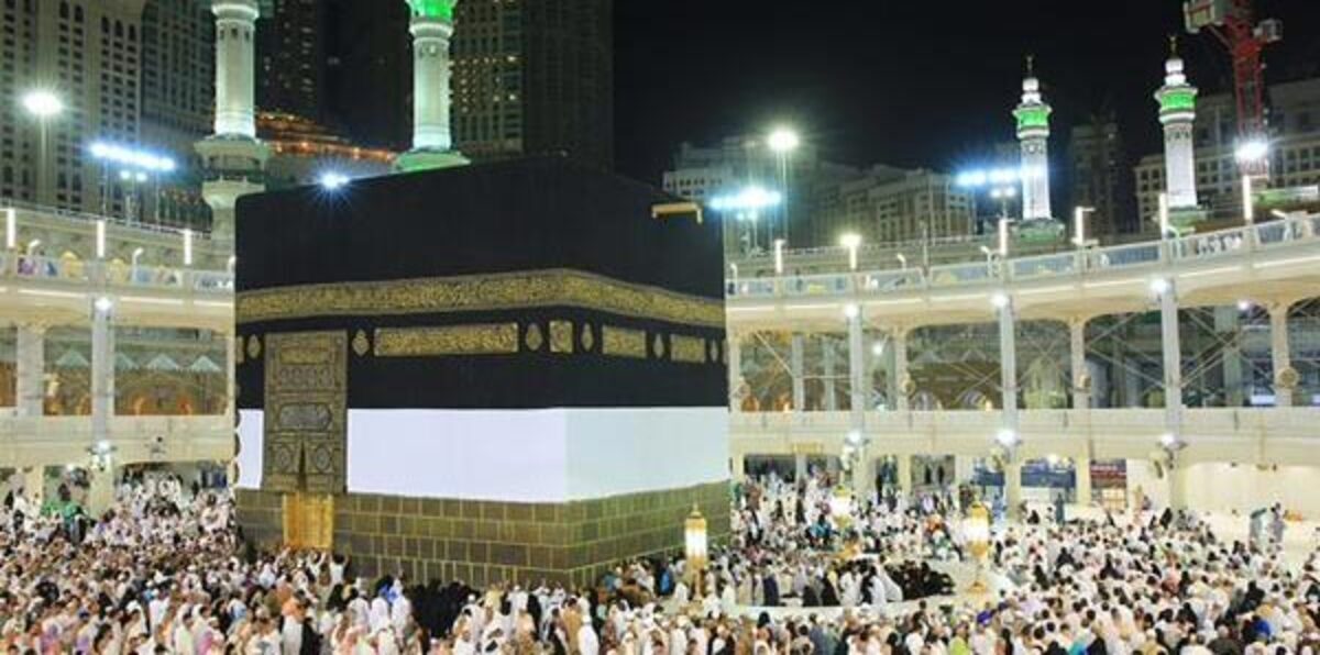 رفع الجزء السفلي من كسوة "الكعبة" استعدادا لموسم الحج