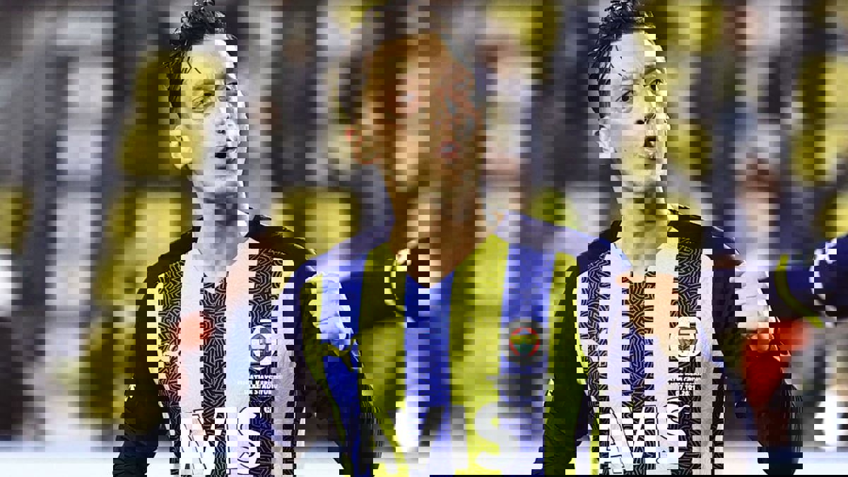 مسعود أوزيل يؤكد استمراره في صفوف فناربخشه رغم إيقافه