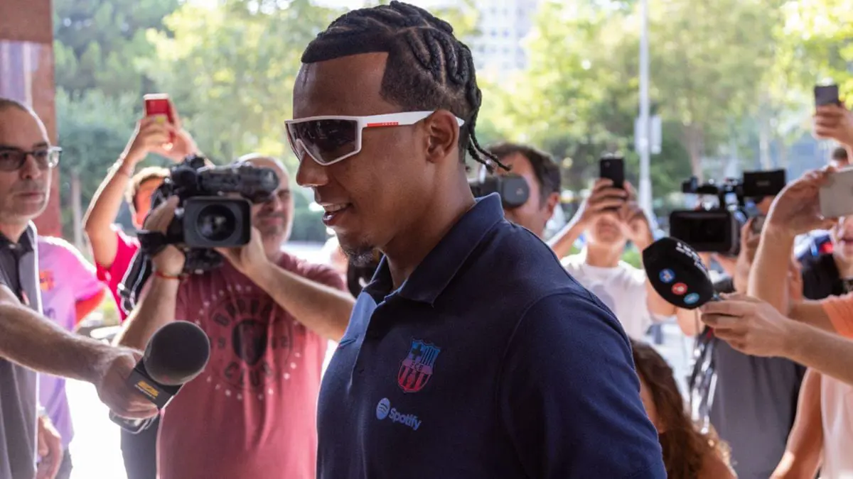 وقع لخمس سنوات.. كوندي يكمل إجراءات الانضمام الرسمي لبرشلونة