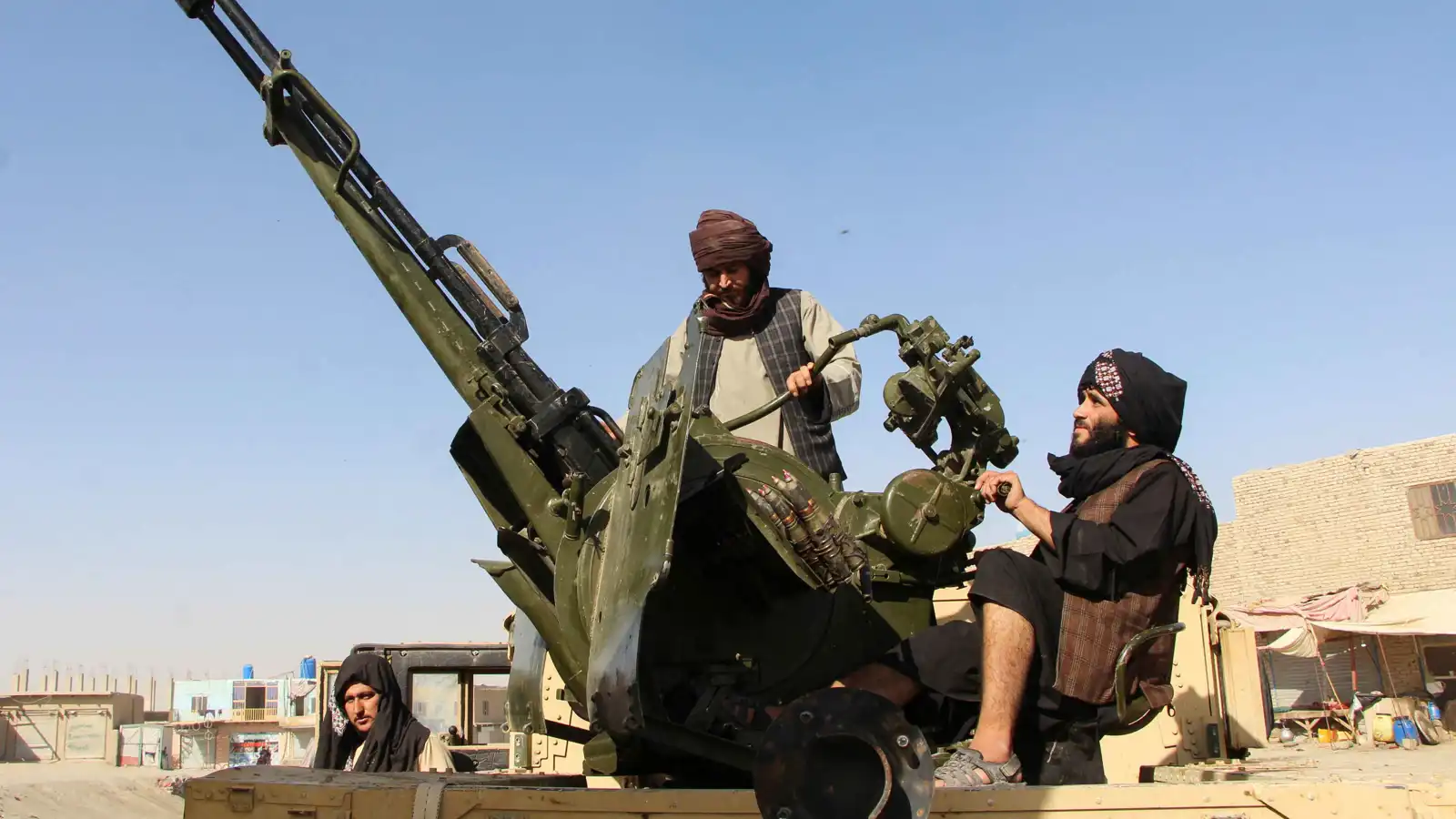 الهدنة تتهاوى.. كابول وإسلام أباد على حافة مواجهة جديدة