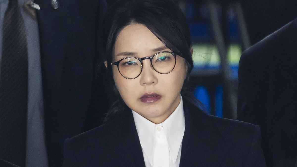 سحب رخصة تدريس السيدة الأولى السابقة لكوريا الجنوبية