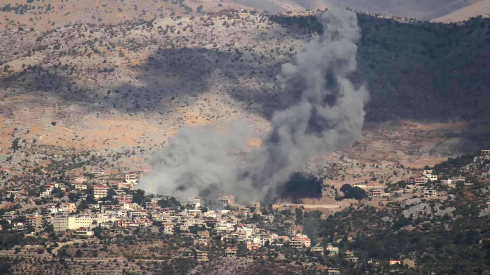 حزام ناري عنيف.. إسرائيل تقصف جنوب لبنان بآلاف القذائف والصواريخ