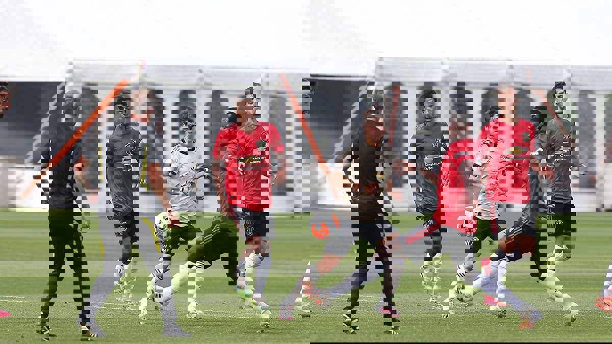 مانشستر يونايتد يلغي مباراة ودية بعد إصابة مدرب ستوك سيتي بفيروس كورونا