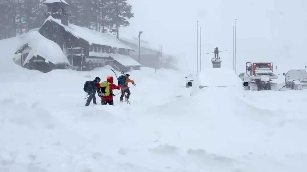 جثث تحت الركام الأبيض.. انتشال 9 متزلجين إثر انهيار جليدي في كاليفورنيا