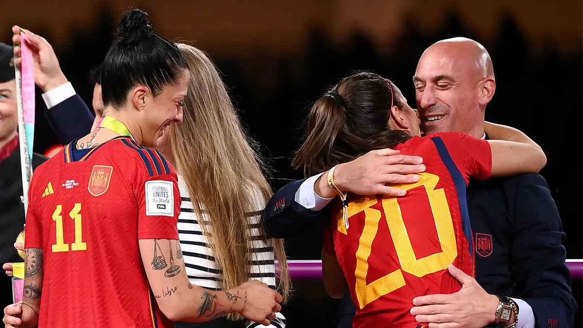 "نهاية فضيحة القبلة".. لماذا نجا روبياليس من السجن رغم ثبوت "الاعتداء الجنسي"؟