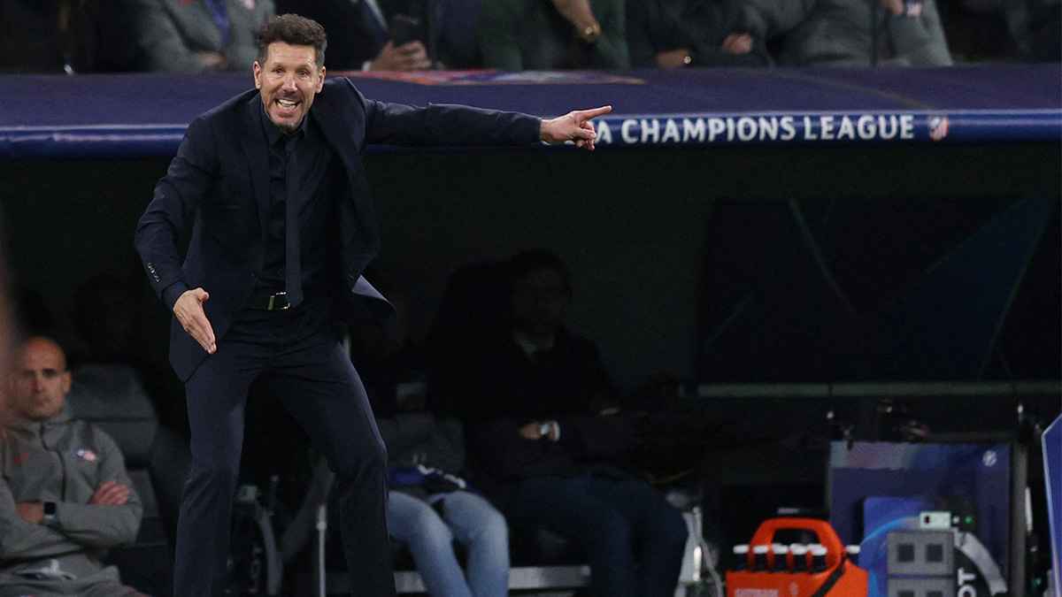 عاد مسرعا.. تصرف غريب من سيميوني قبل انتهاء مباراة ريال مدريد وأتلتيكو (فيديو)