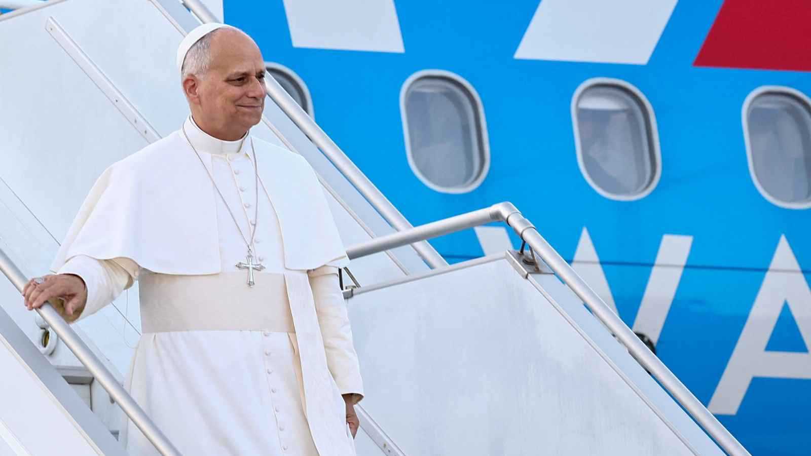 بابا الفاتیکان یصل لبنان وسط استقبال رسمی وشعبی (فیدیو وصور)