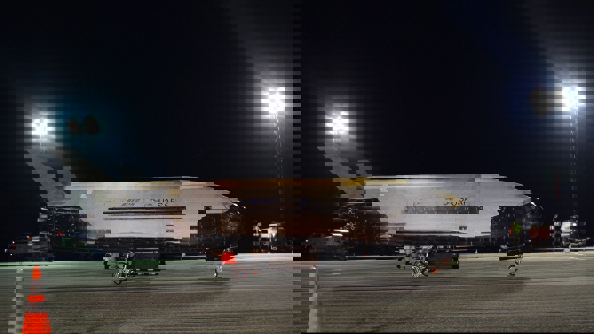 طائرة فضائية عسكرية سرية تصل فلوريدا مسجلة أطول رحلة مدارية