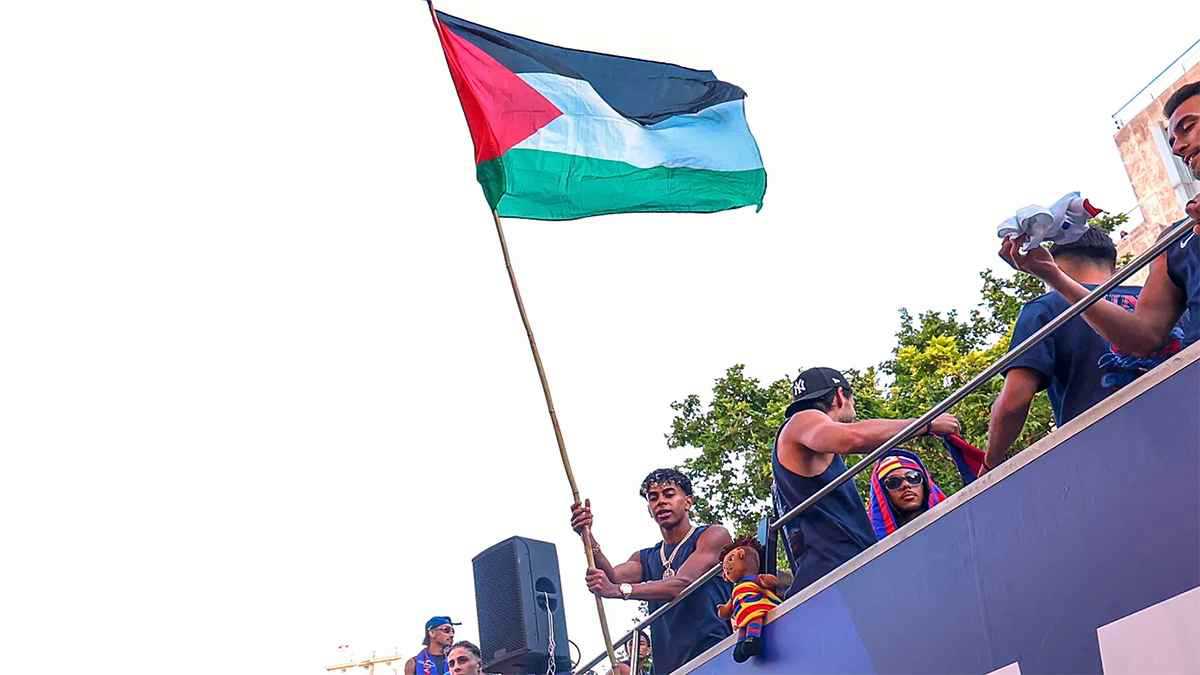 جدراية في أيرلندا لتوثيق "اللحظة الأيقونية" برفع لامين يامال لعلم فلسطين (صورة)