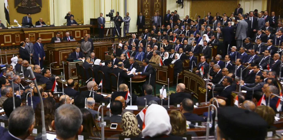 البرلمان المصري يجنح إلى السلم لحل أزمة القضاة