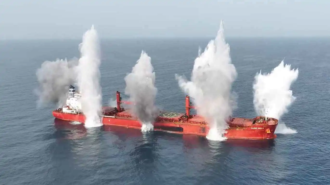 ميليشيا الحوثي تعلن مسؤوليتها عن مهاجمة سفينة شحن ترفع علم هولندا