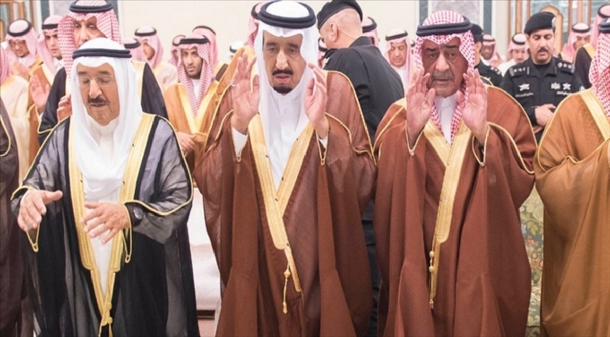 الملك سلمان يشارك بصلاة الجنازة على سعود الفيصل