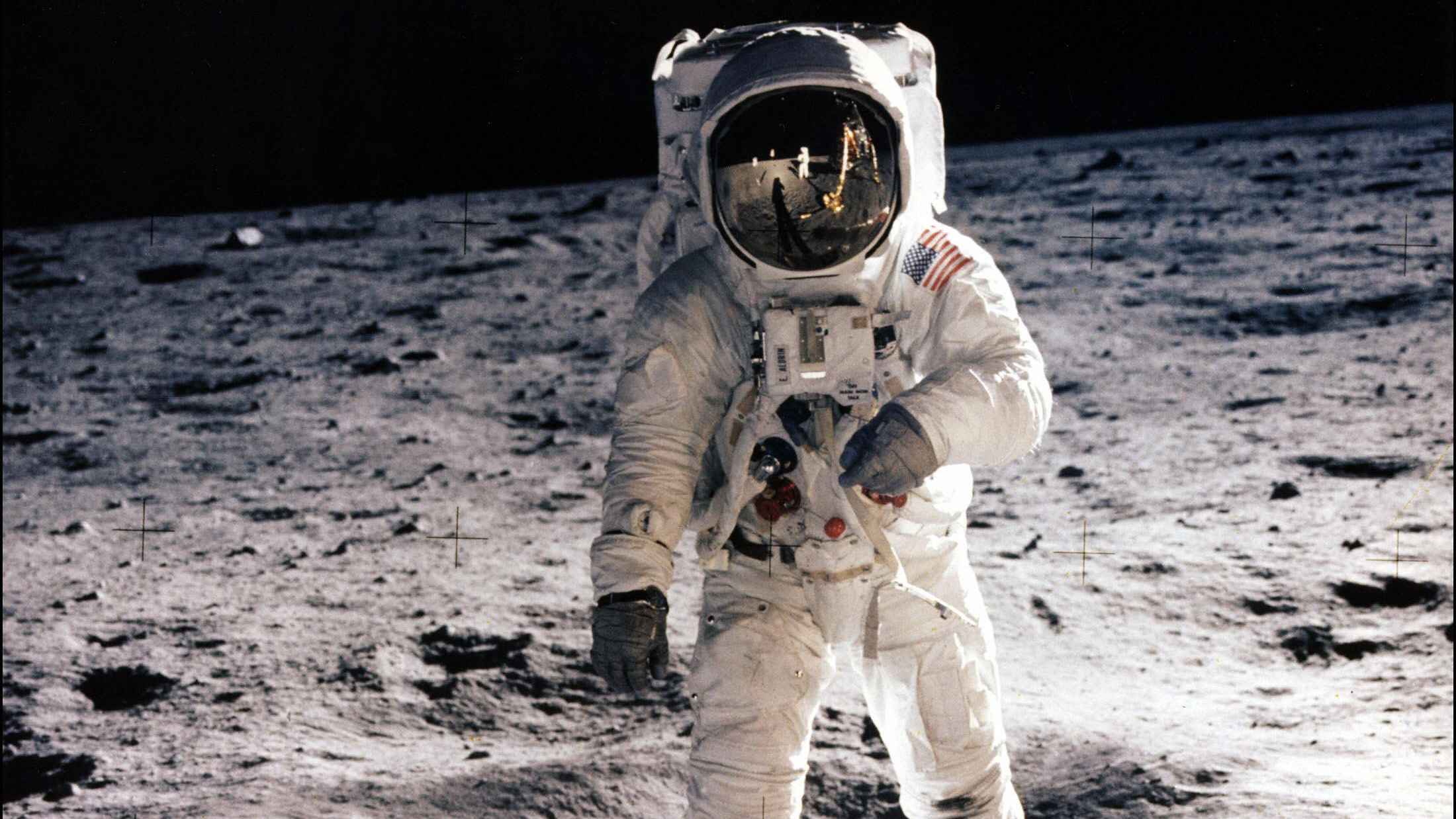 اكتشاف مبهر على سطح القمر.. كهف قد يصلح لإيواء رواد الفضاء مستقبلا