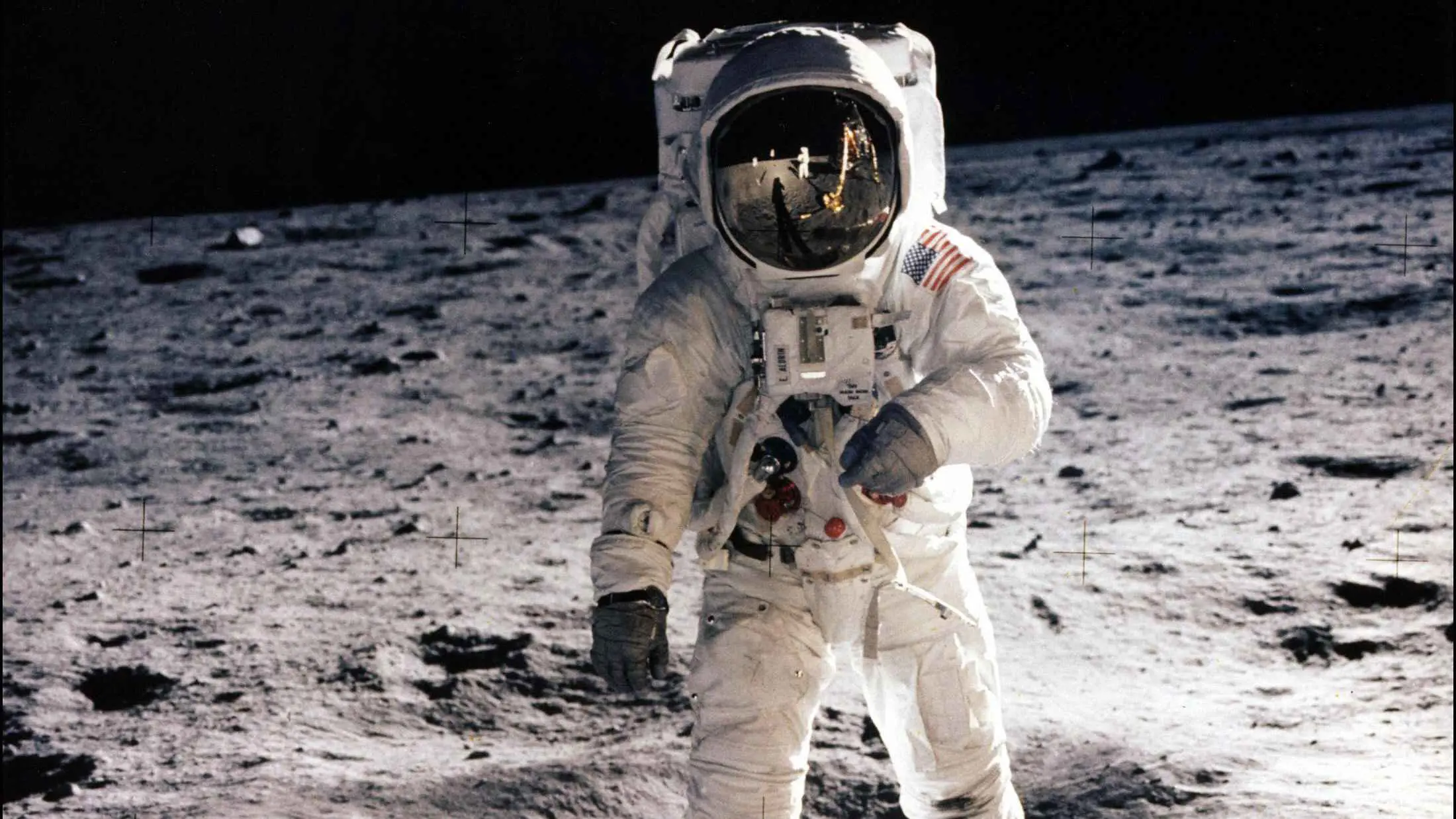 اكتشاف مبهر على سطح القمر.. كهف قد يصلح لإيواء رواد الفضاء مستقبلا