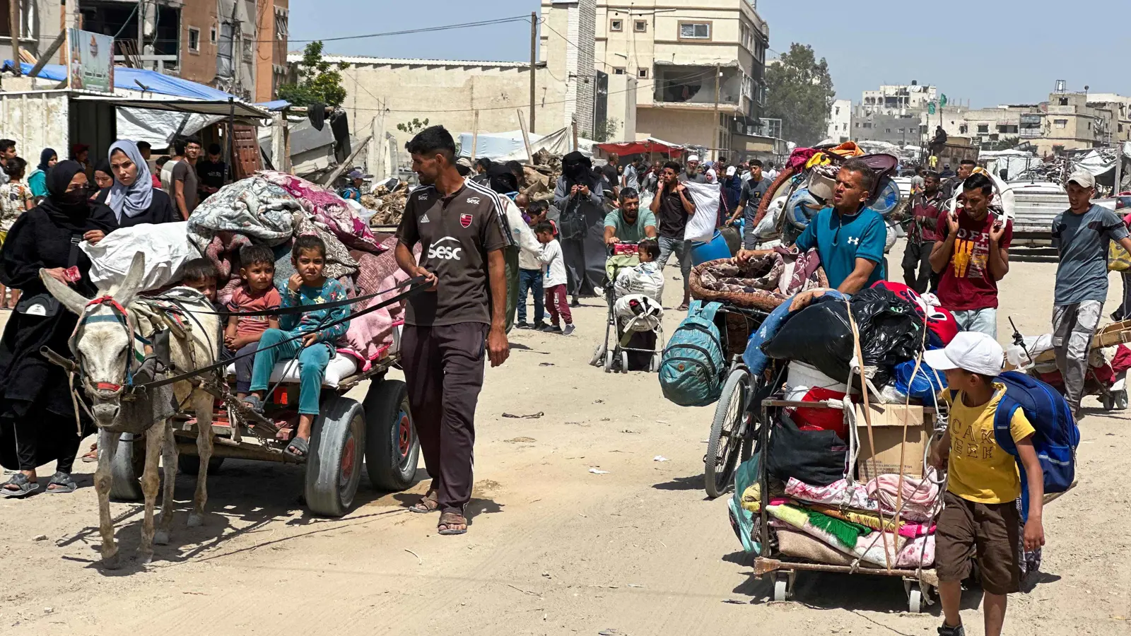 رغم القصف.. الغزيون يتحدون أوامر الإخلاء في غزة