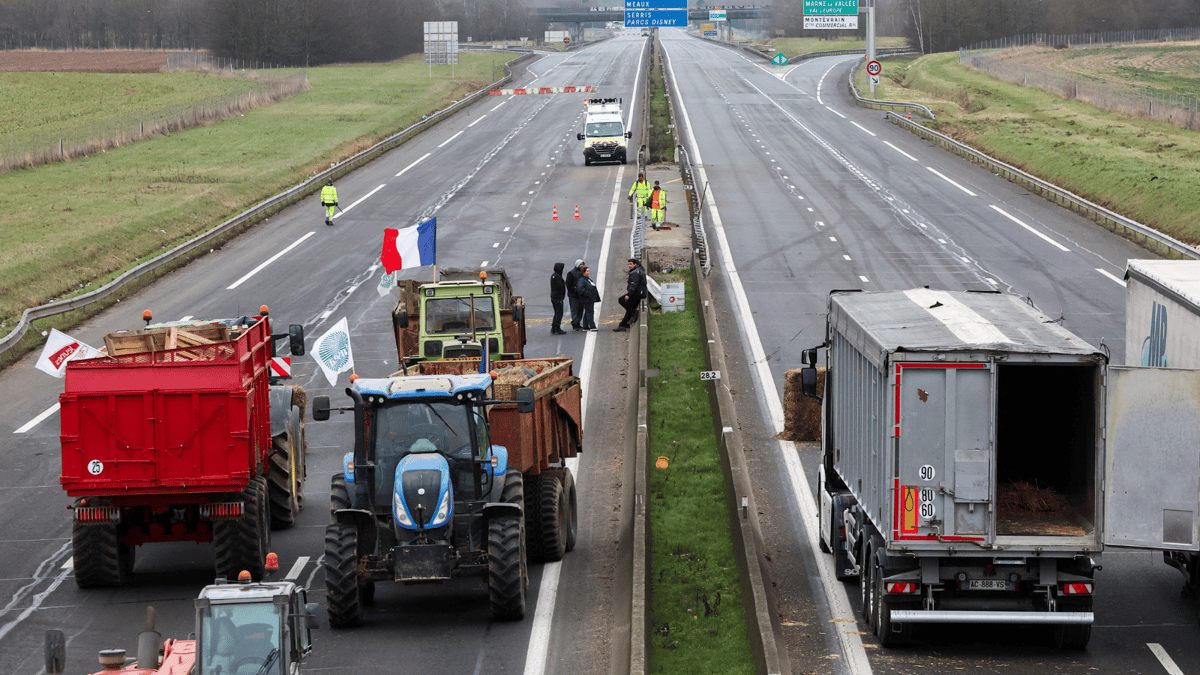 في ظل احتجاجات واسعة.. ماكرون يدافع عن السياسات الزراعية