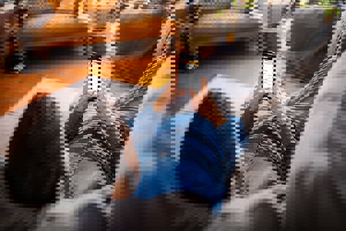 الهواتف وقلة النوم.. معلومات "مثيرة" عن الضوء الأزرق