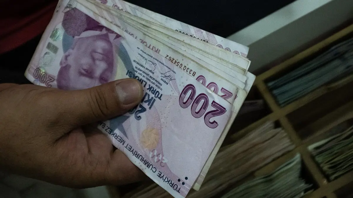 الليرة التركية تحوم قرب أدنى مستوى بعد أحدث خفض لأسعار الفائدة