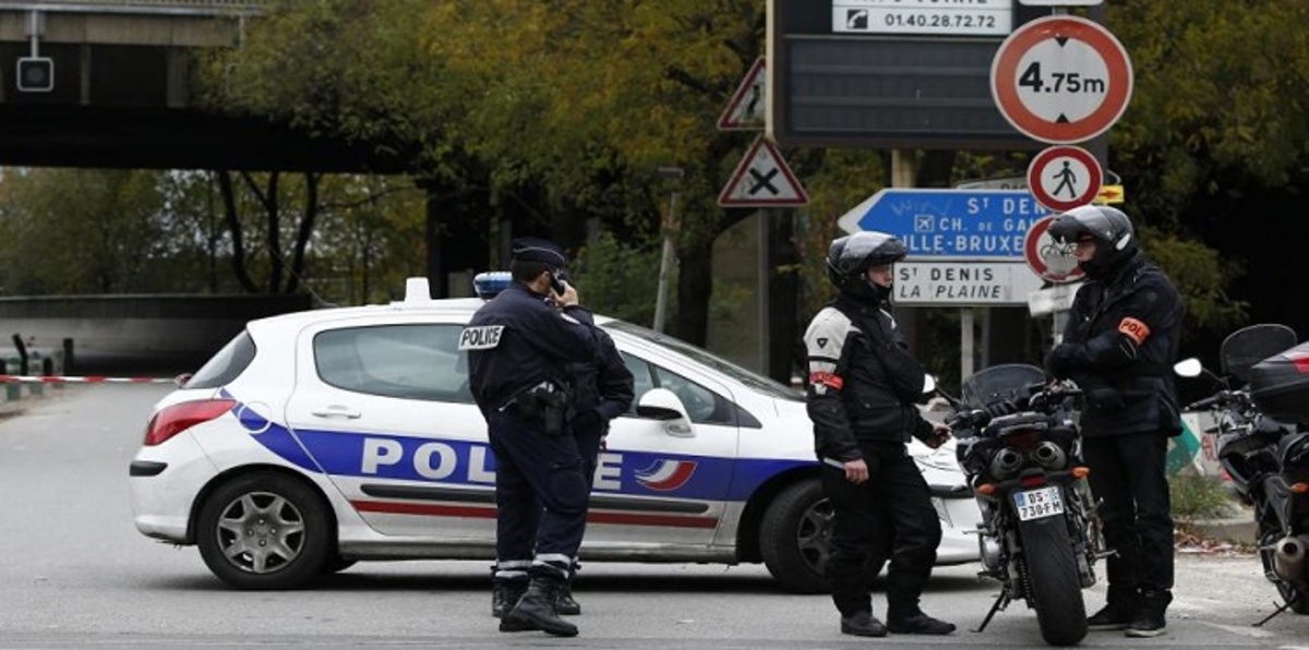 شاهد بالفيديو.. الشرطة الفرنسية تخلي برج إيفل بعد إنذار كاذب