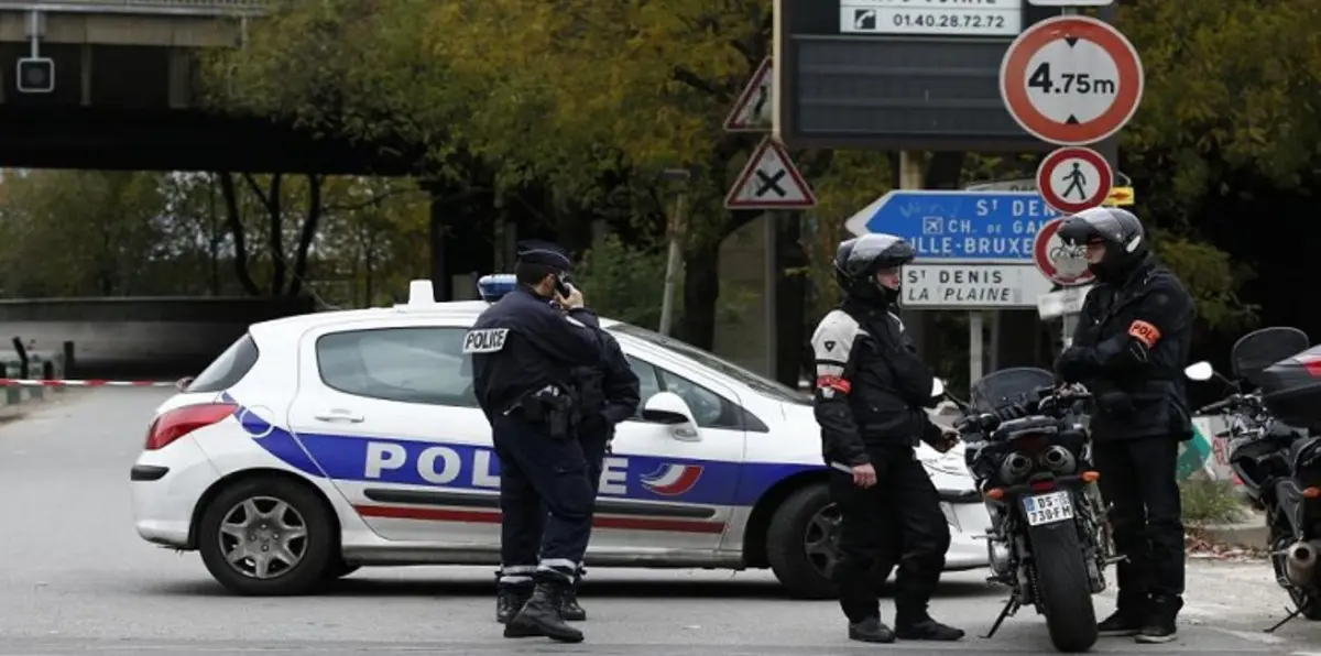 شاهد بالفيديو.. الشرطة الفرنسية تخلي برج إيفل بعد إنذار كاذب