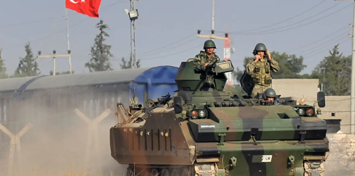 بعد إسقاط طائرة روسيا.. أنقرة ترسل تعزيزات عسكرية إلى الجنوب