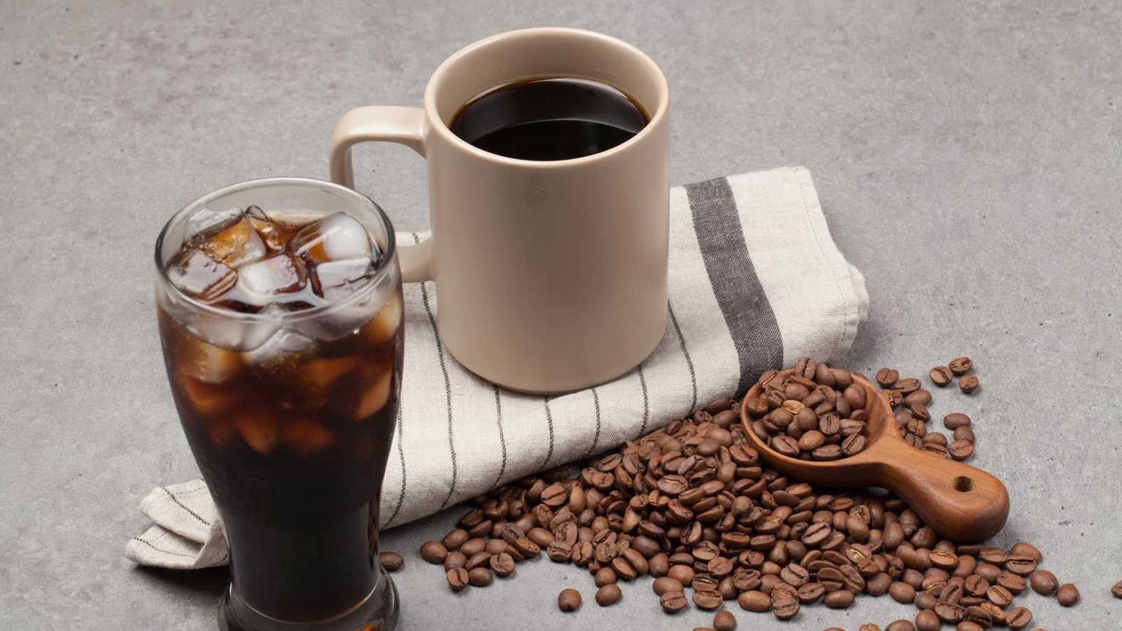 القهوة الباردة أم الساخنة.. اختلافات في النكهة والفوائد الصحية