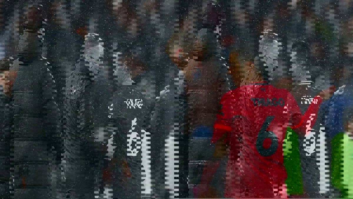 كلوب ينفي انتهاء موسم تياغو ألكانتارا للإصابة