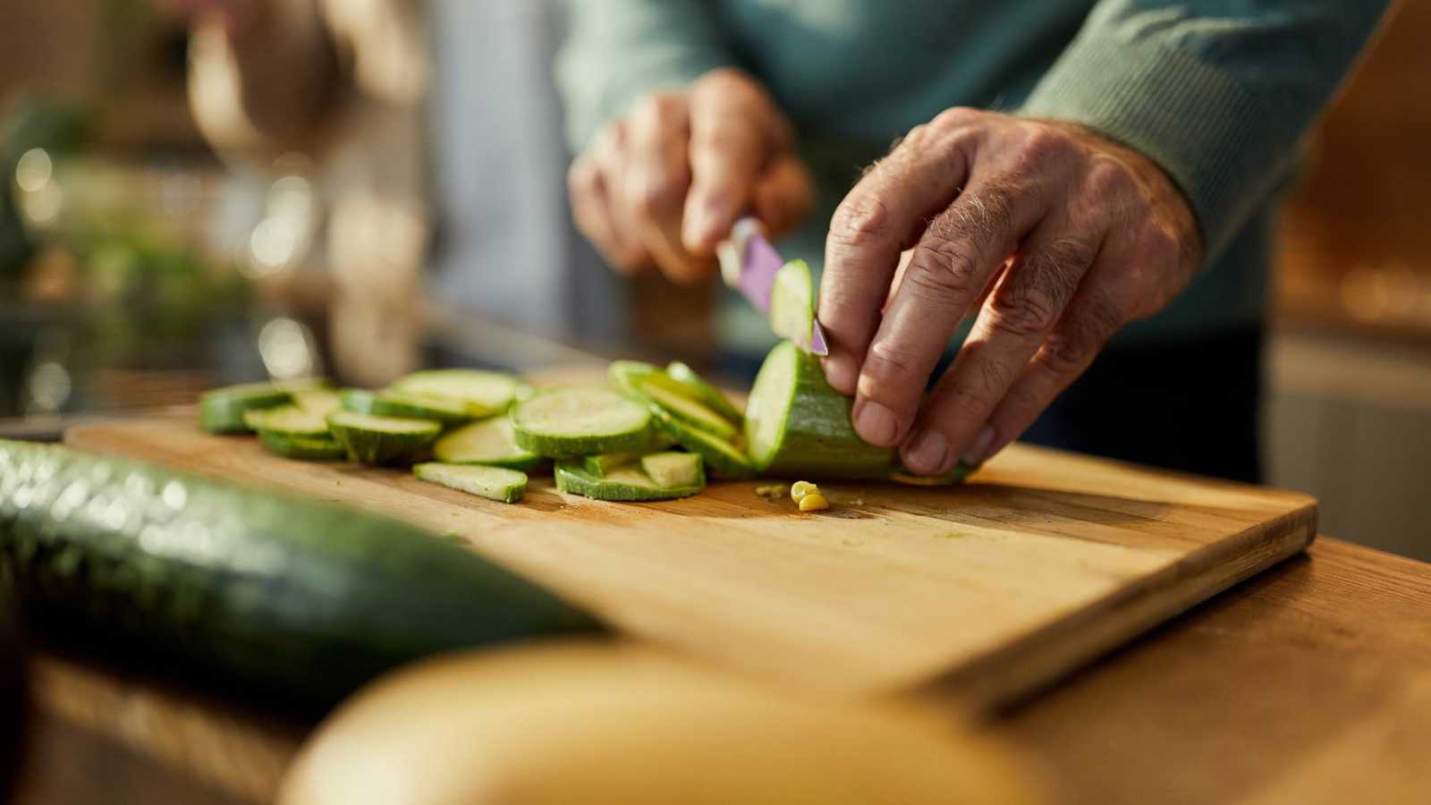 نصف خيارة يوميًا يغنيك عن مشروبات الطاقة