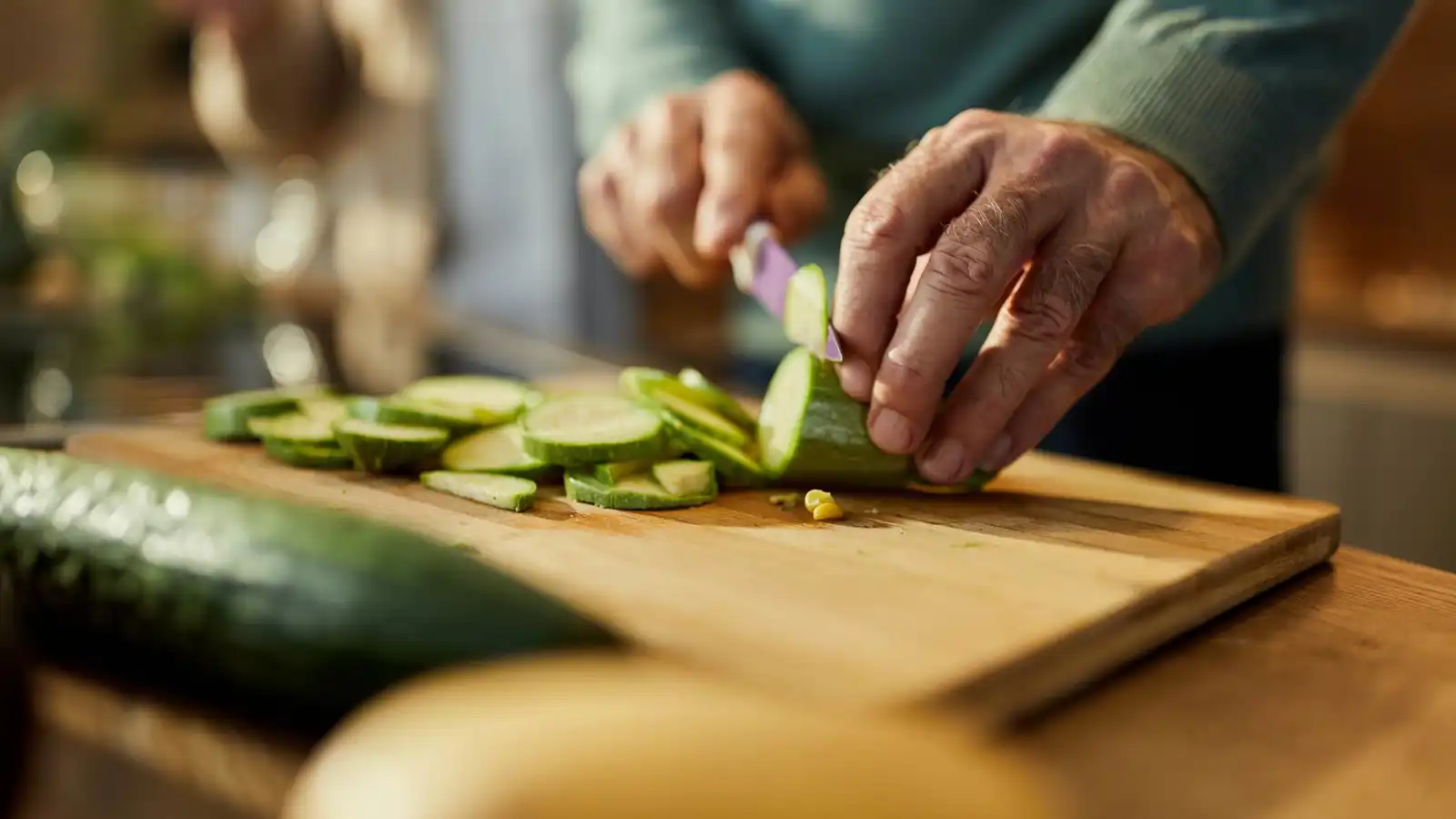 نصف خيارة يوميًا يغنيك عن مشروبات الطاقة