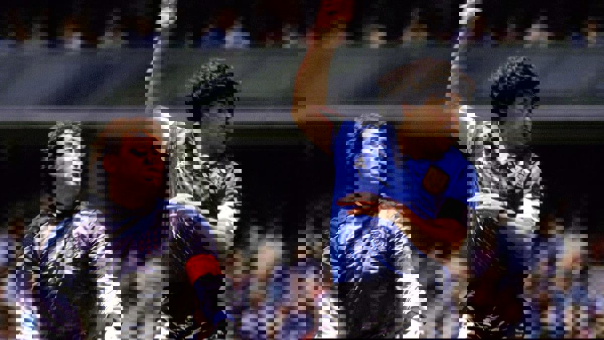 في رقم قياسي.. بيع قميص مارادونا "يد الرب" بأكثر من 7 ملايين جنيه إسترليني