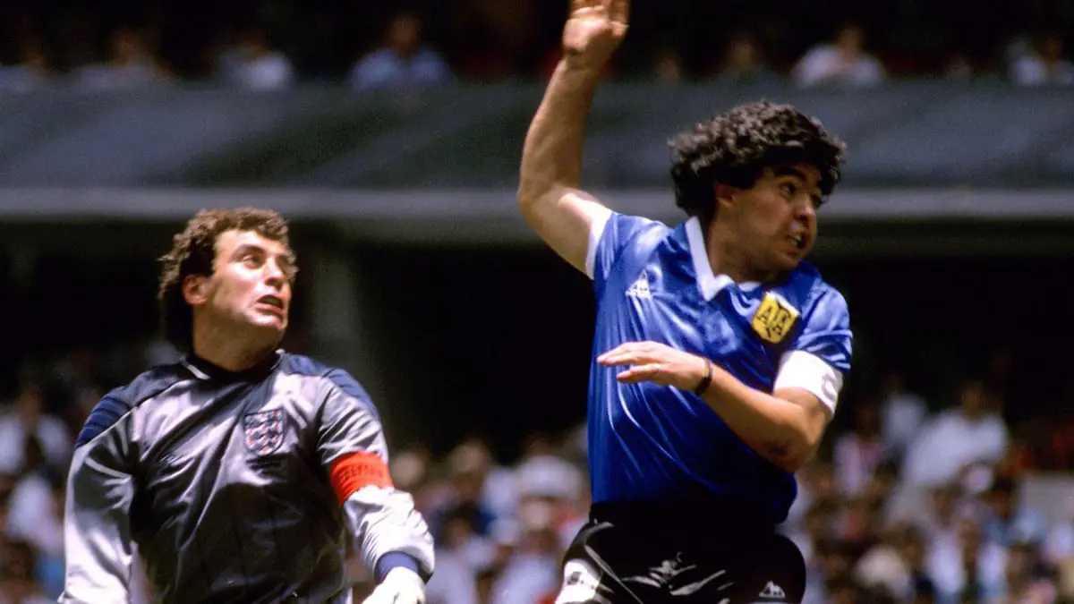 في رقم قياسي.. بيع قميص مارادونا "يد الرب" بأكثر من 7 ملايين جنيه إسترليني