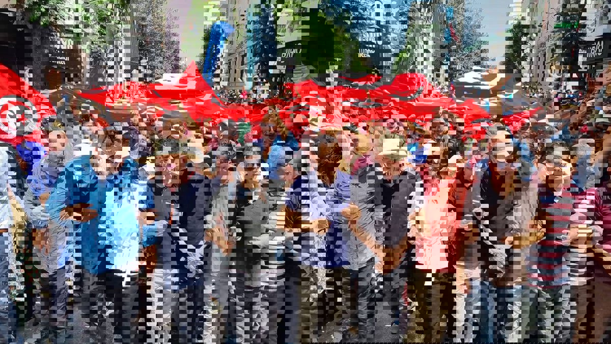 تونس.. جبهة الخلاص تنظم مسيرة رفضا للاستفتاء على الدستور الجديد