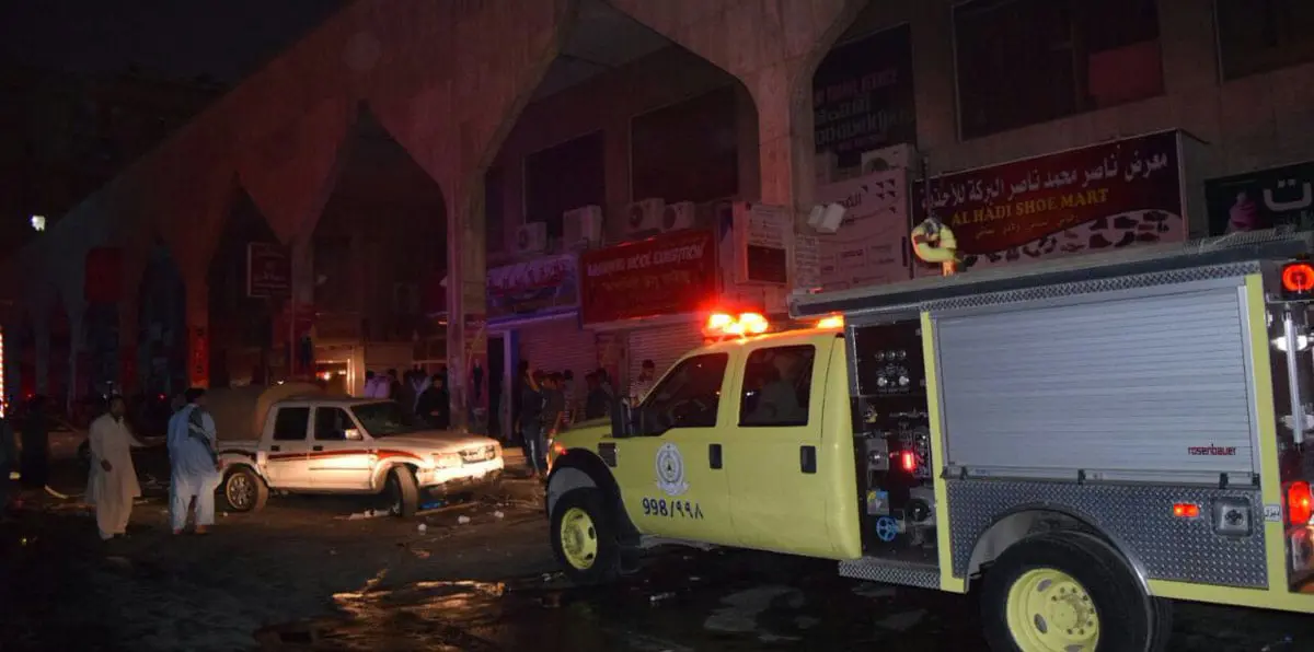 بالصور.. حريق يطال أحد فنادق مكة المكرمة وإخلاء مئات النزلاء