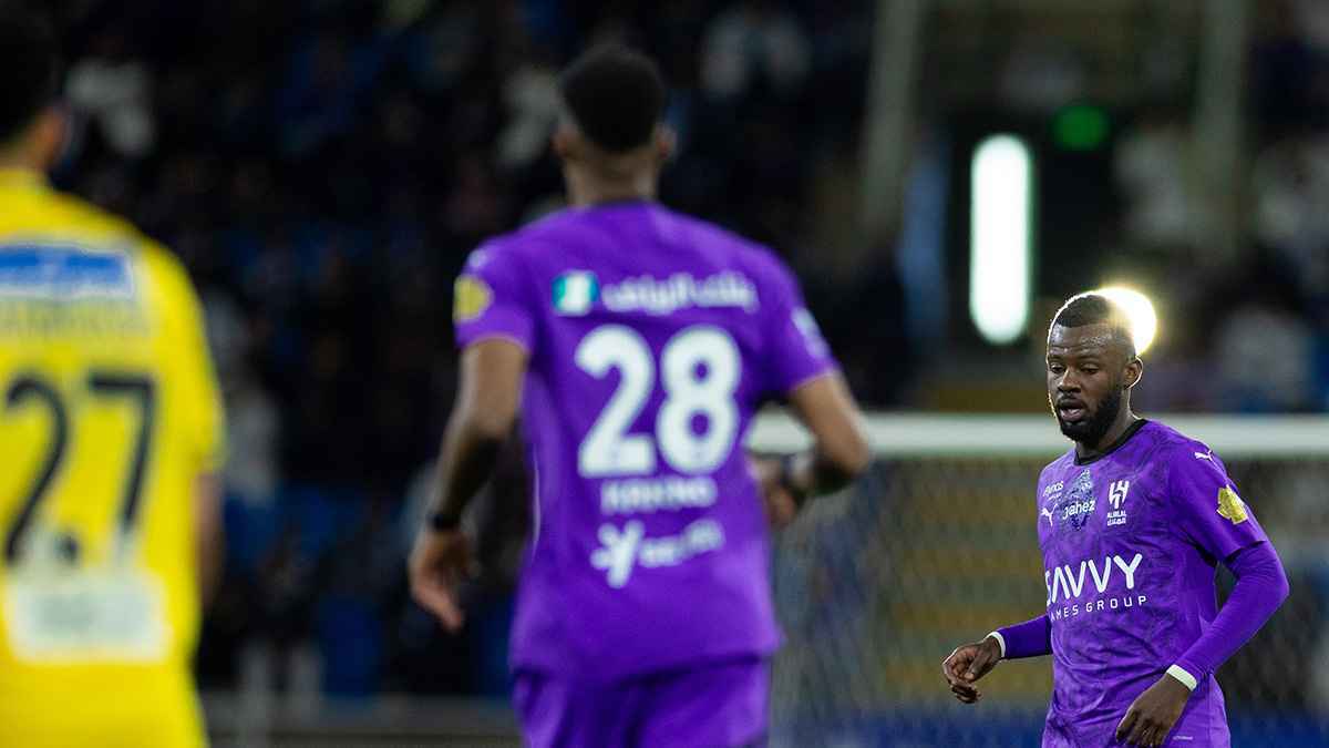 يستفيد منه النصر.. خطأ كارثي لحكم مباراة التعاون والهلال (فيديو)