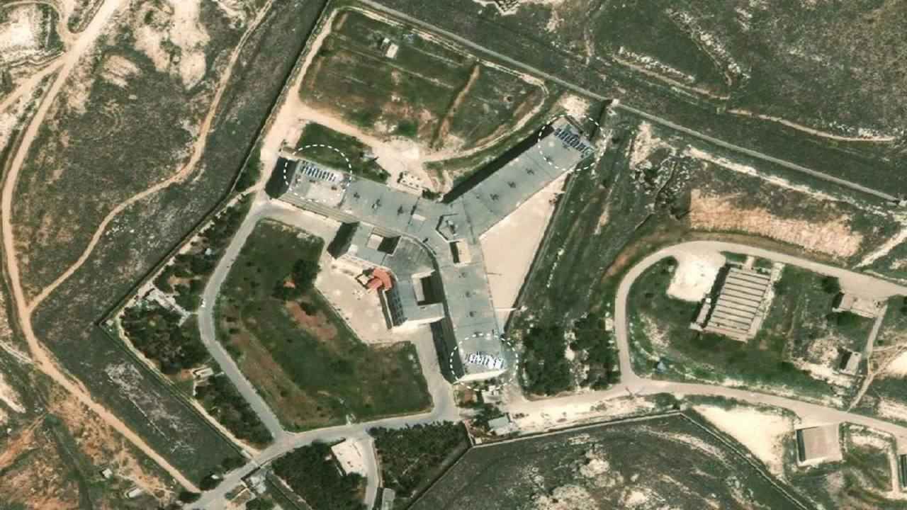 "سجين في صيدنايا" يضع مراسلة بموقف محرج على الهواء مباشرة (فيديو)