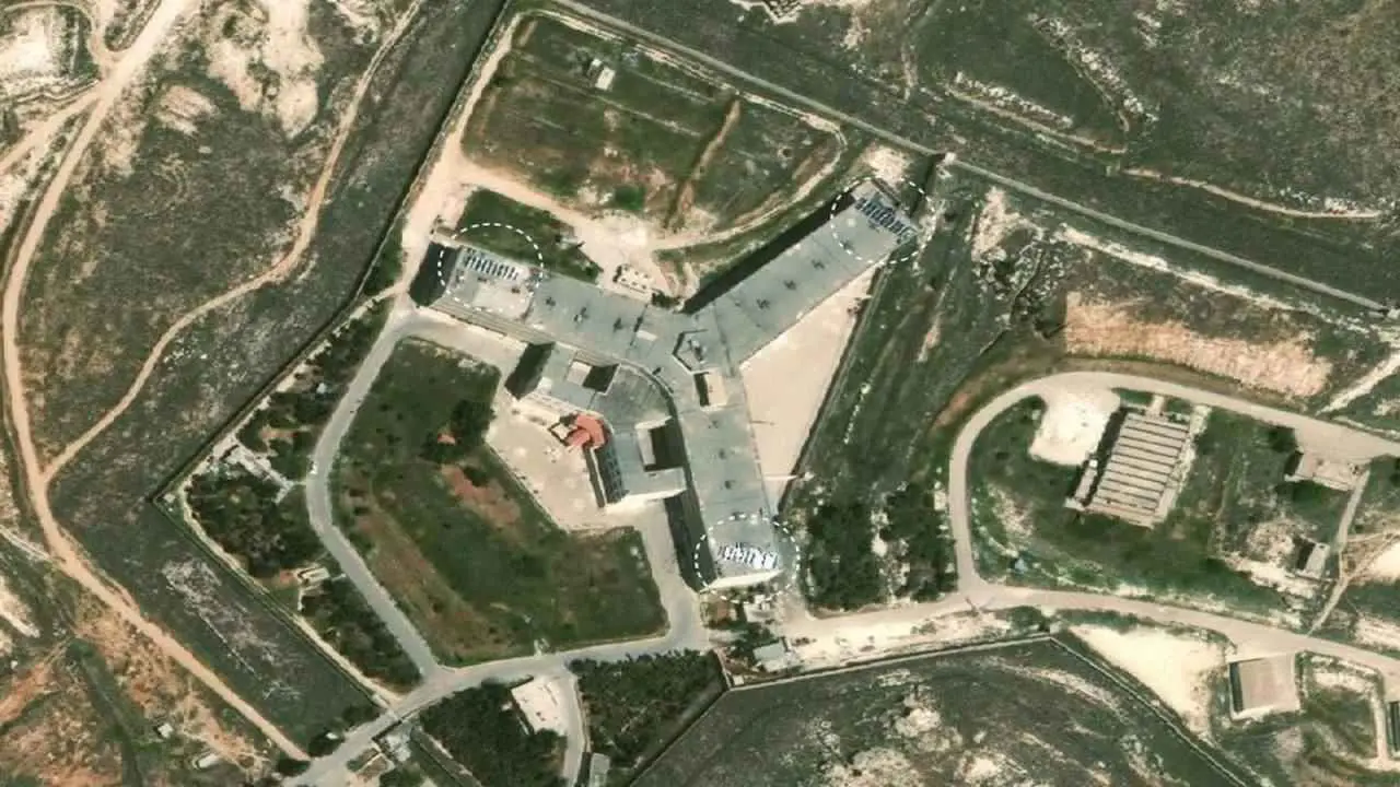 "سجين في صيدنايا" يضع مراسلة بموقف محرج على الهواء مباشرة (فيديو)